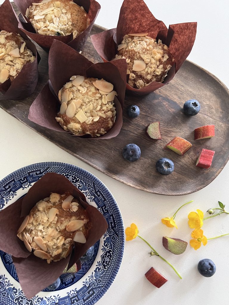 rhubarb crumble muffins